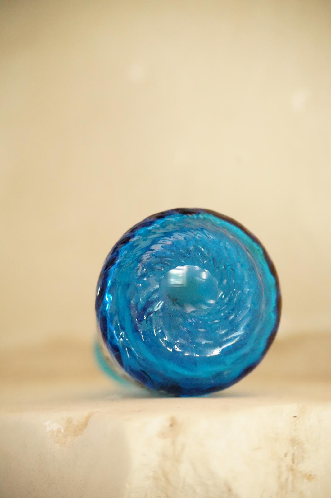 Legras carafe en verre émaillé bleu à décor d'une glycine