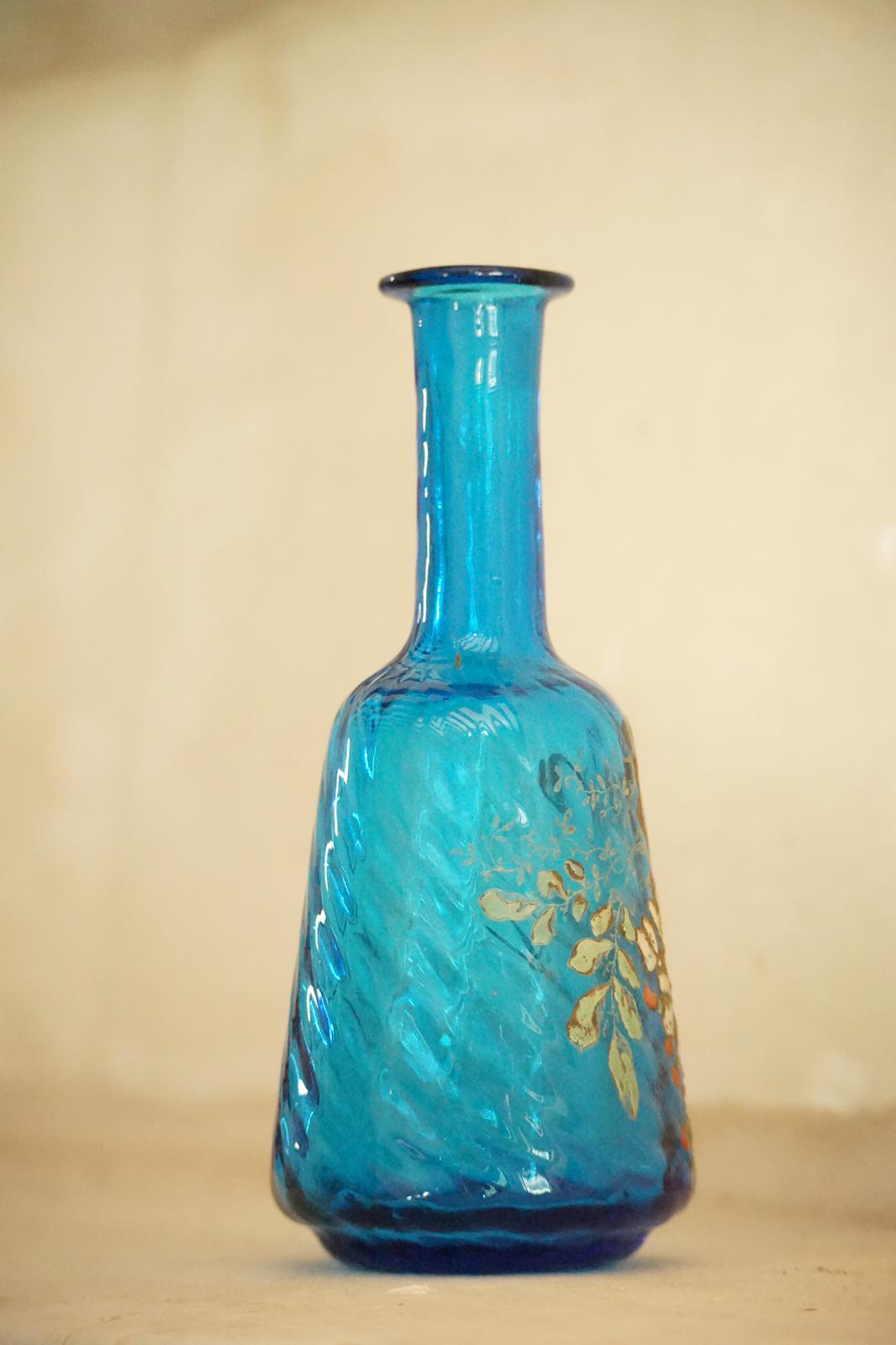 Legras carafe en verre émaillé bleu à décor d'une glycine