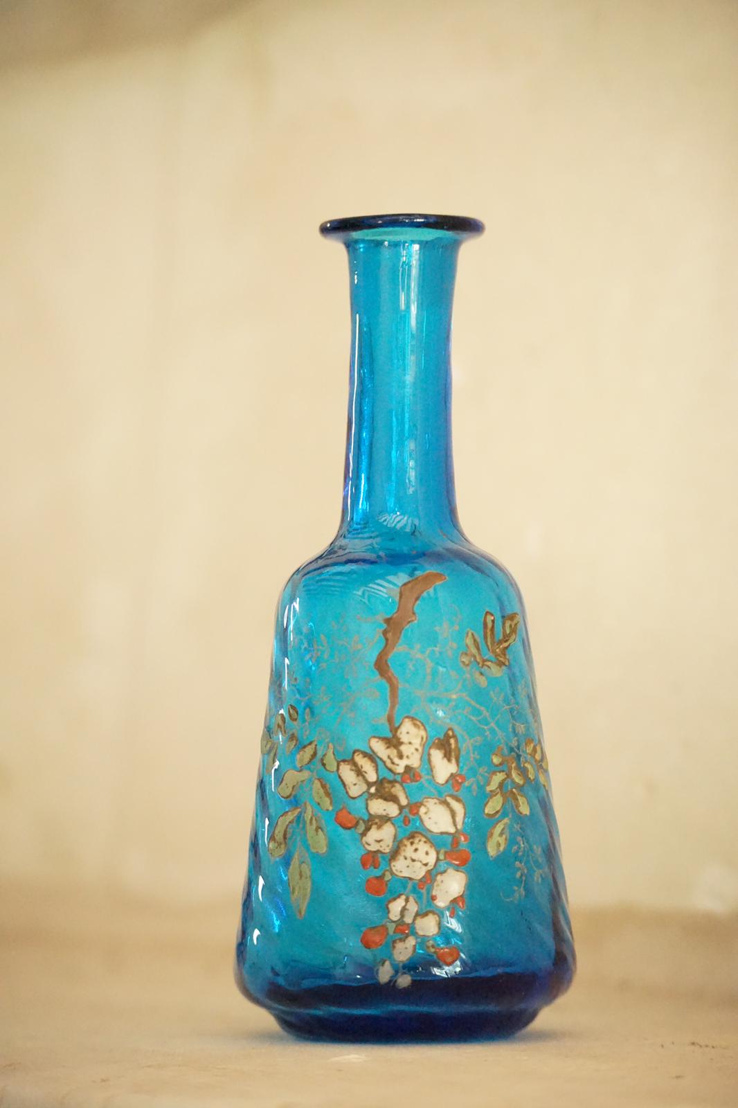 Legras carafe en verre émaillé bleu à décor d'une glycine