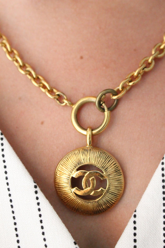 Chanel collier en métal doré double CC