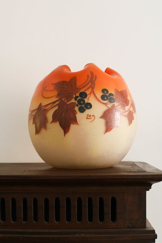 Legras vase boule jaune orangé à décor de vigne
