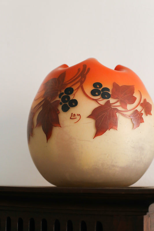 Legras vase boule jaune orangé à décor de vigne