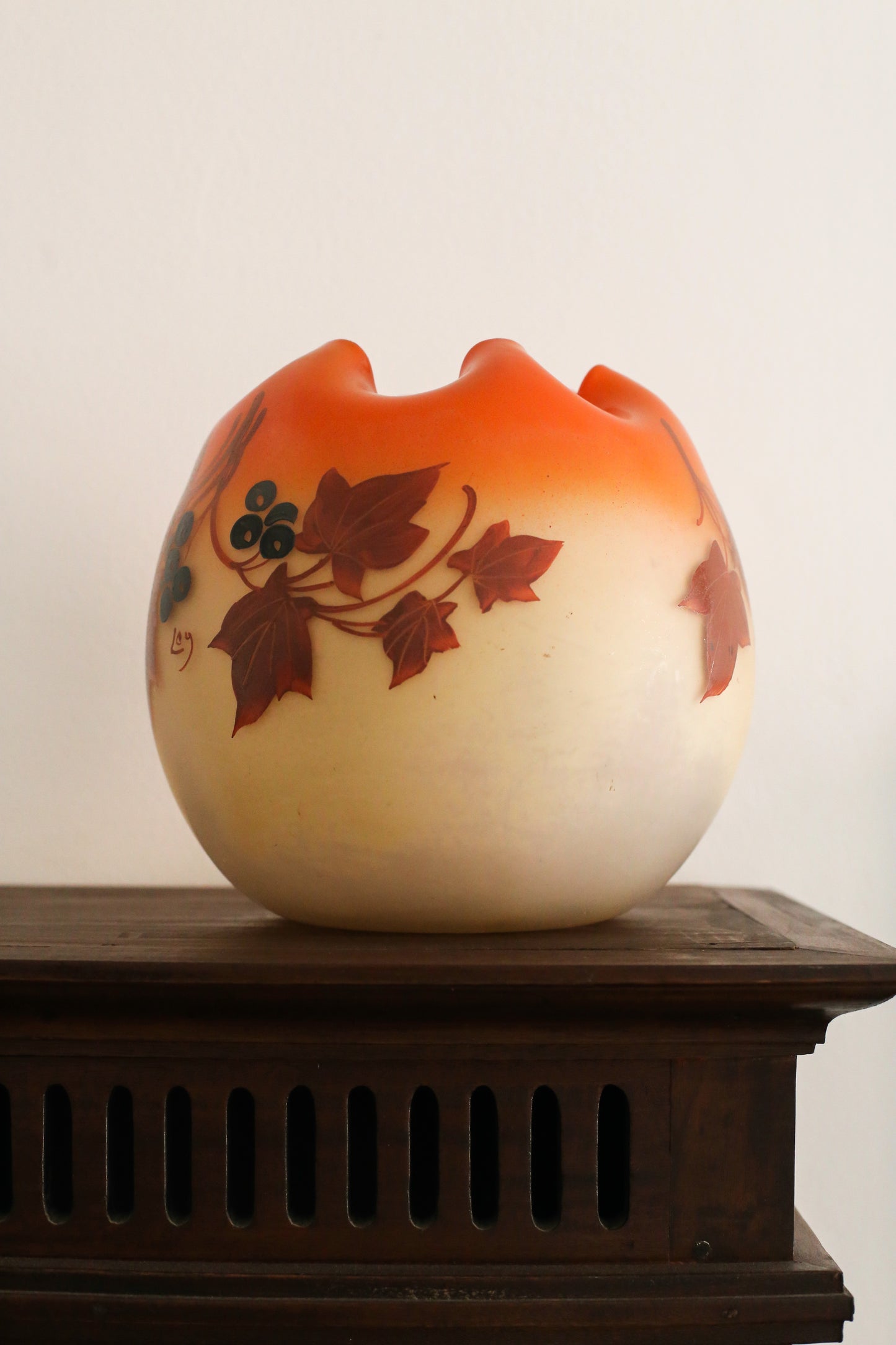 Legras vase boule jaune orangé à décor de vigne