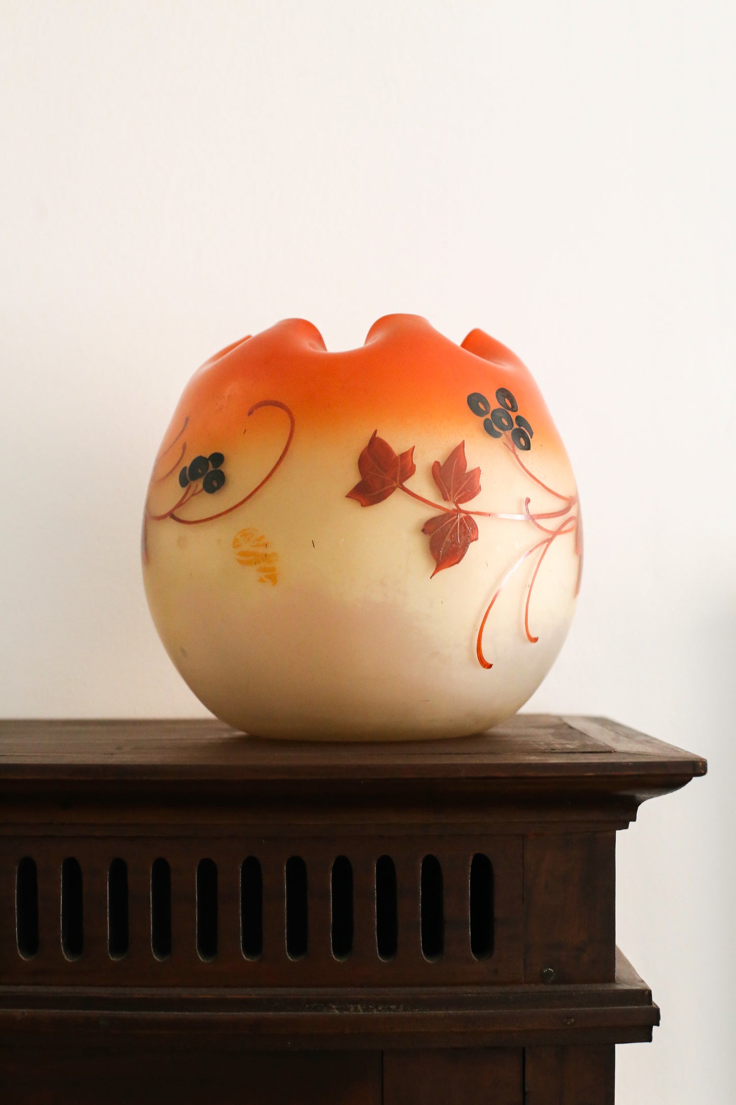 Legras vase boule jaune orangé à décor de vigne