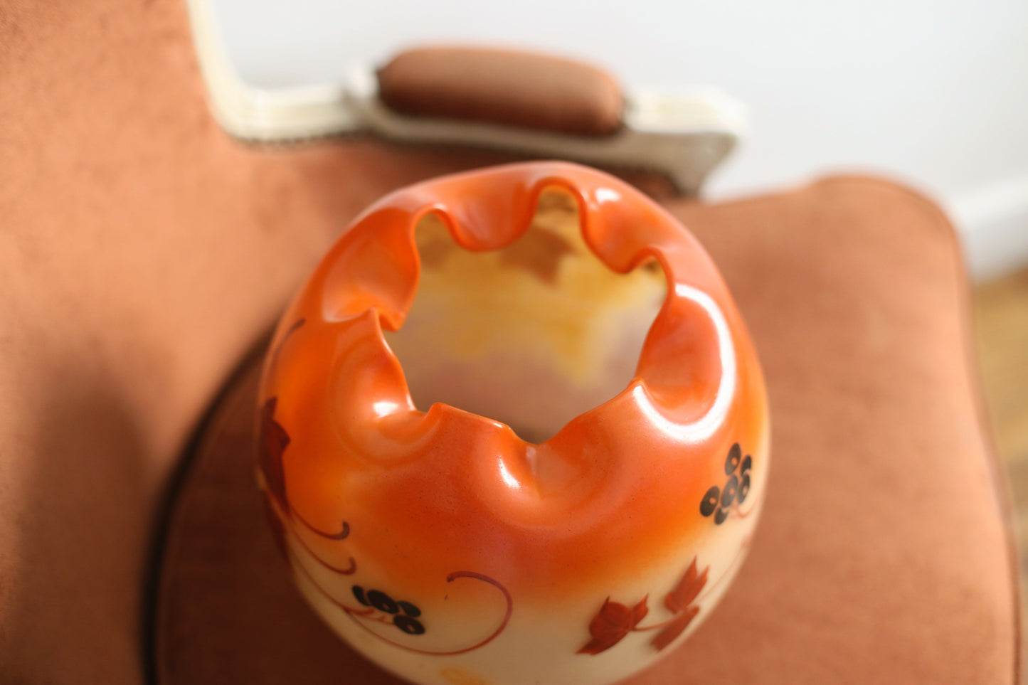 Legras vase boule jaune orangé à décor de vigne