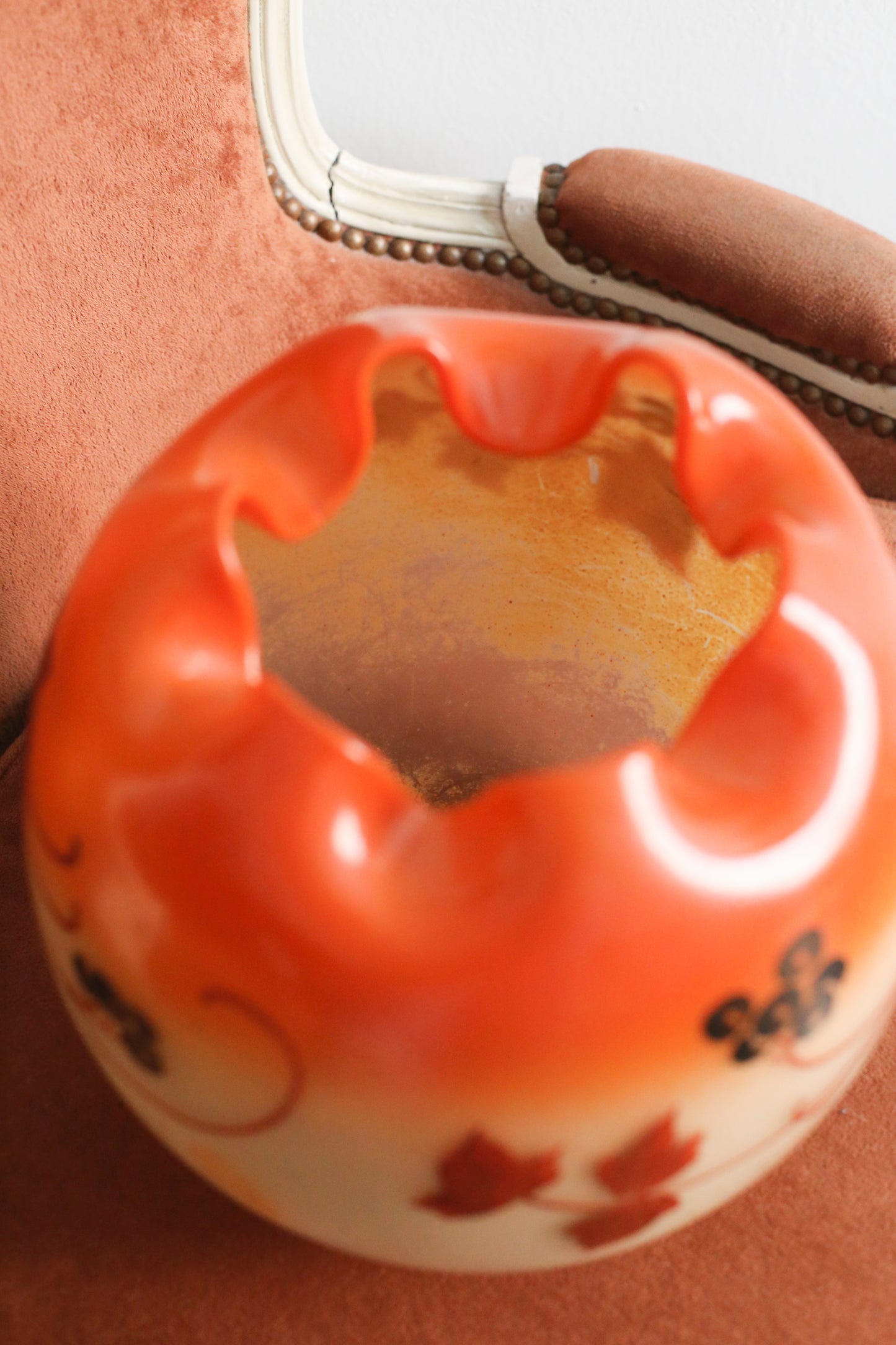 Legras vase boule jaune orangé à décor de vigne