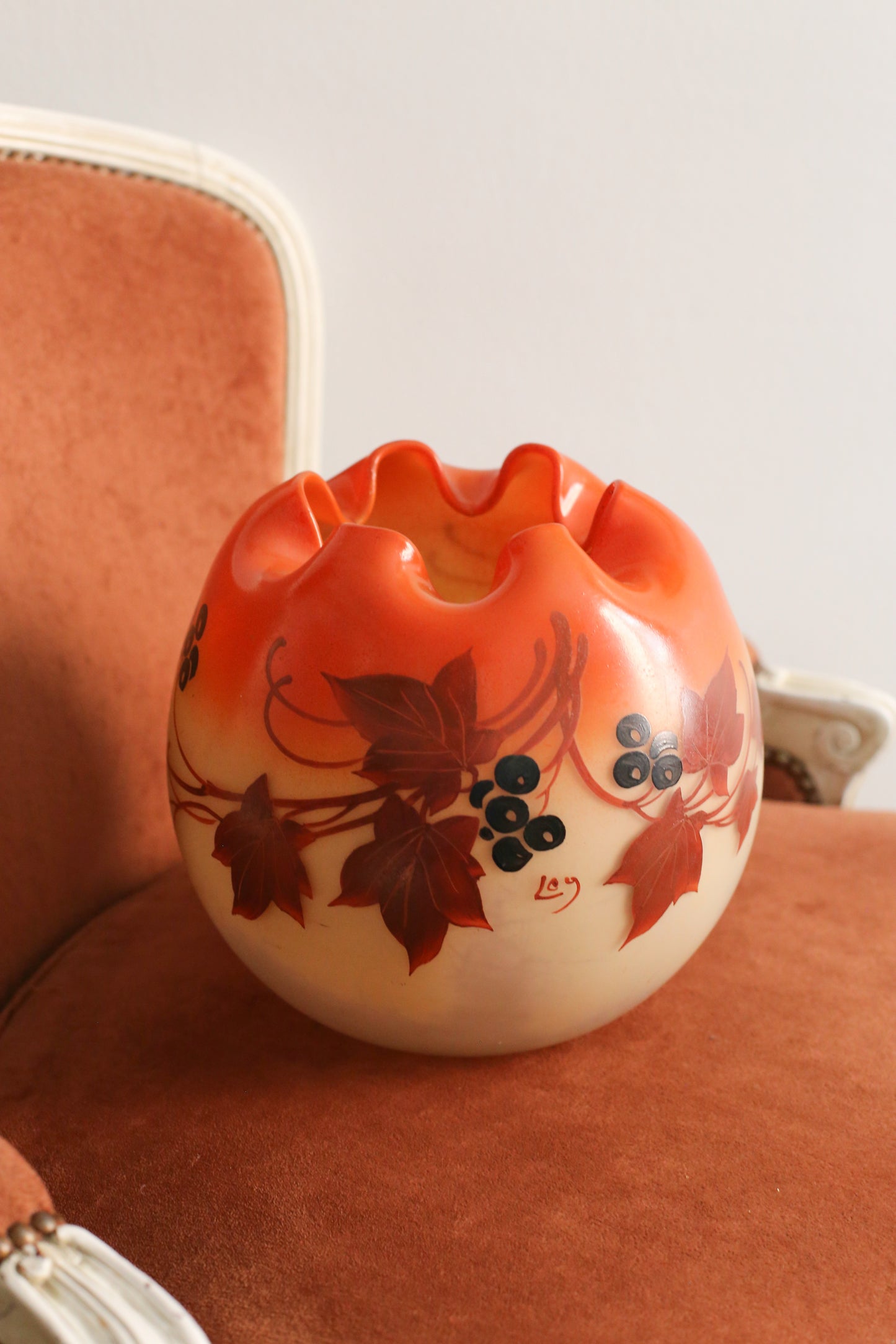 Legras vase boule jaune orangé à décor de vigne