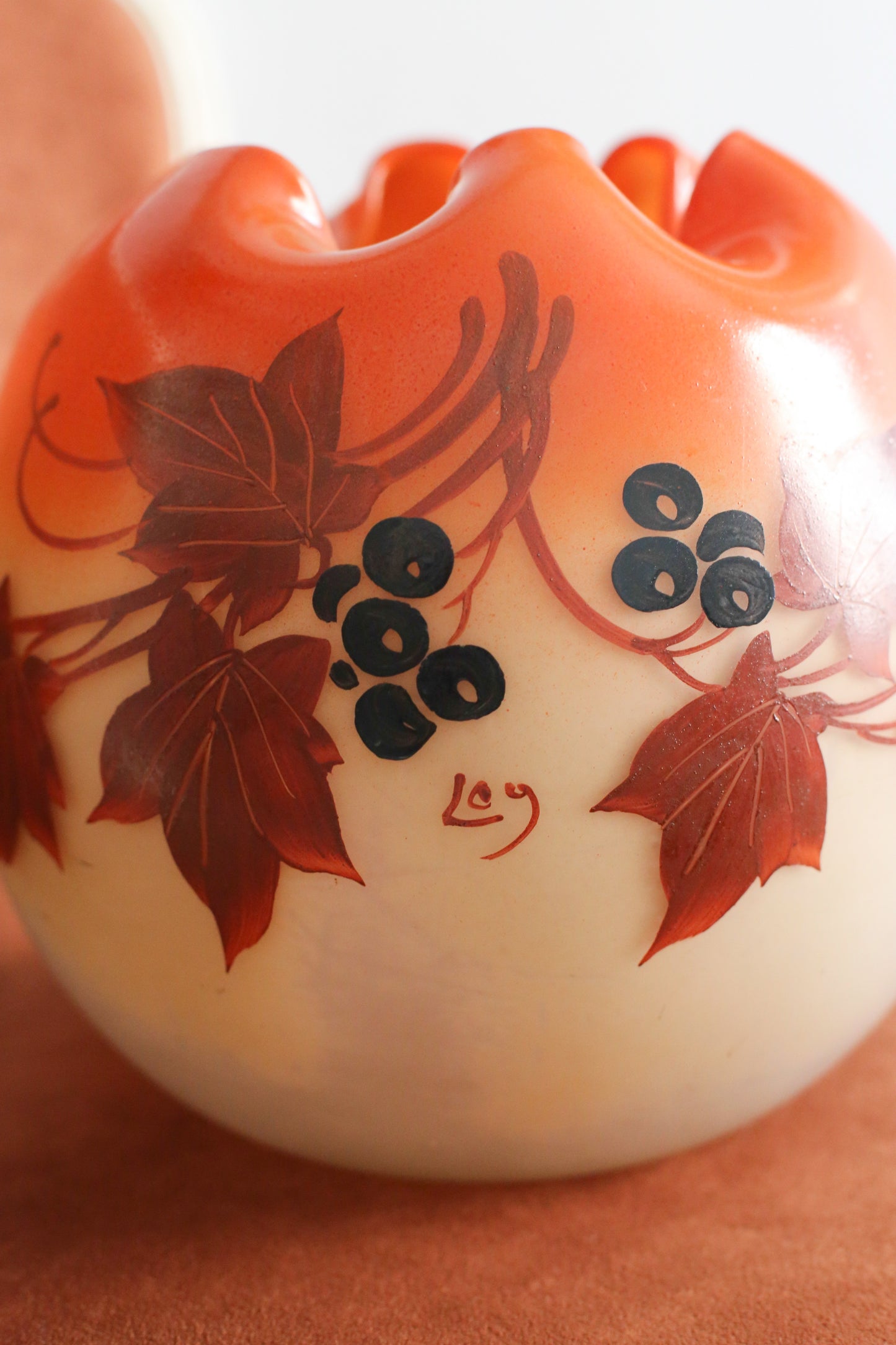 Legras vase boule jaune orangé à décor de vigne