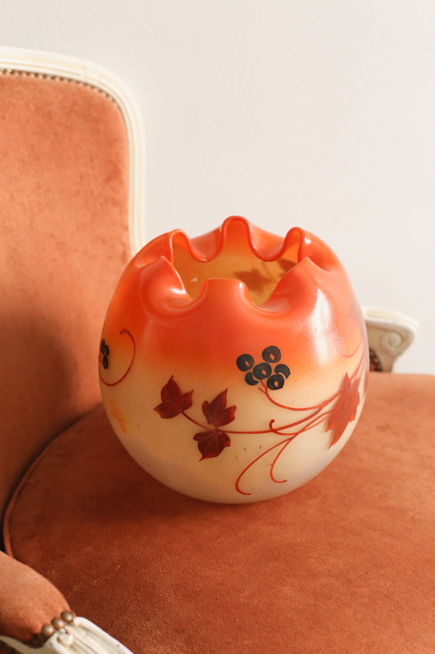 Legras vase boule jaune orangé à décor de vigne