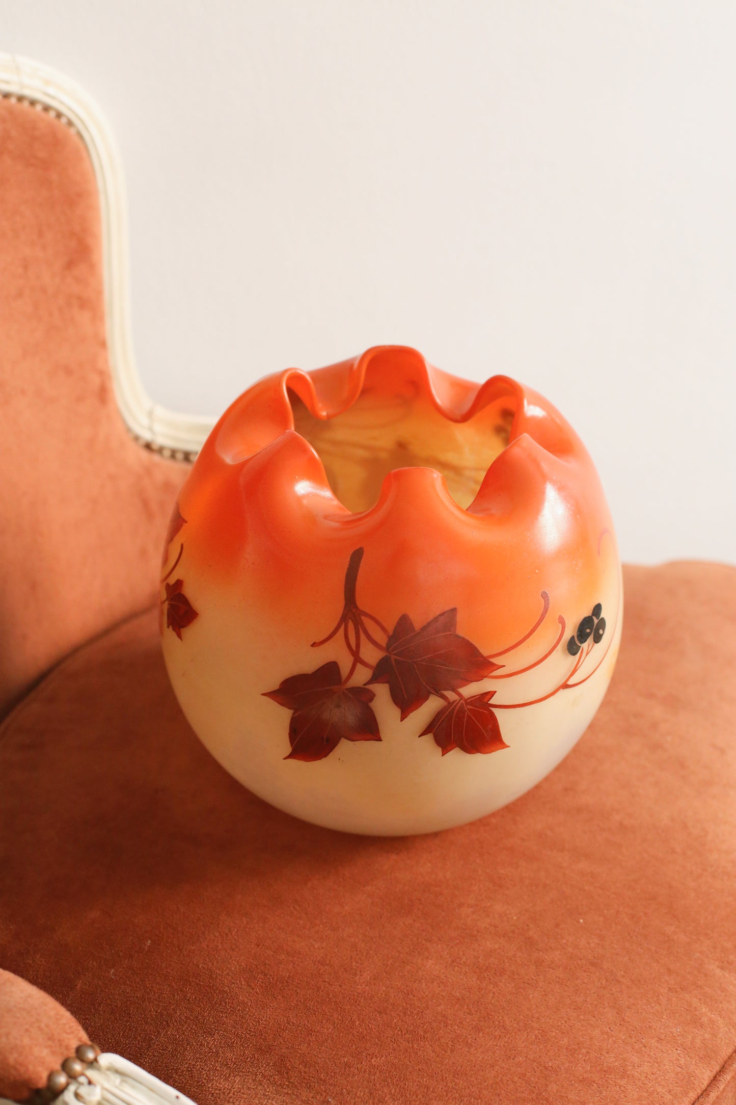 Legras vase boule jaune orangé à décor de vigne