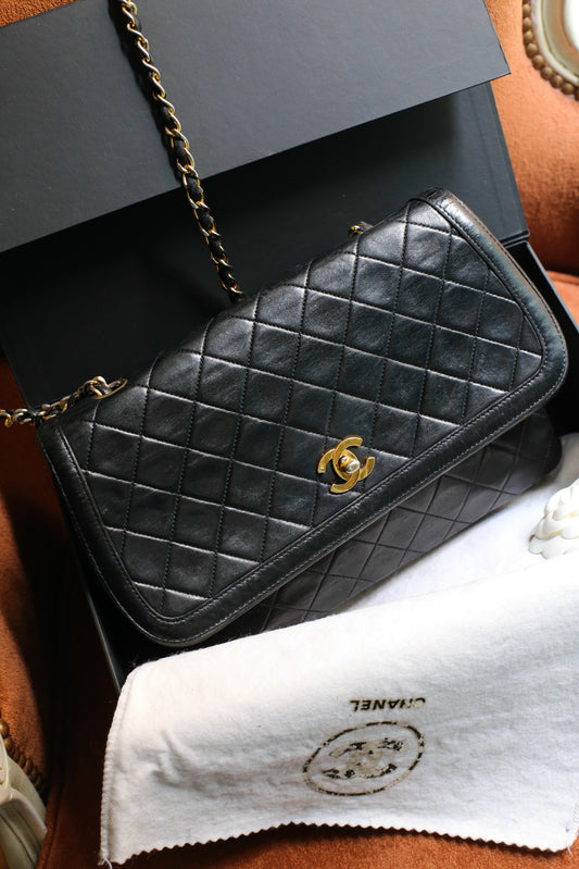 Chanel sac à main modèle Timeless en cuir noir vintage