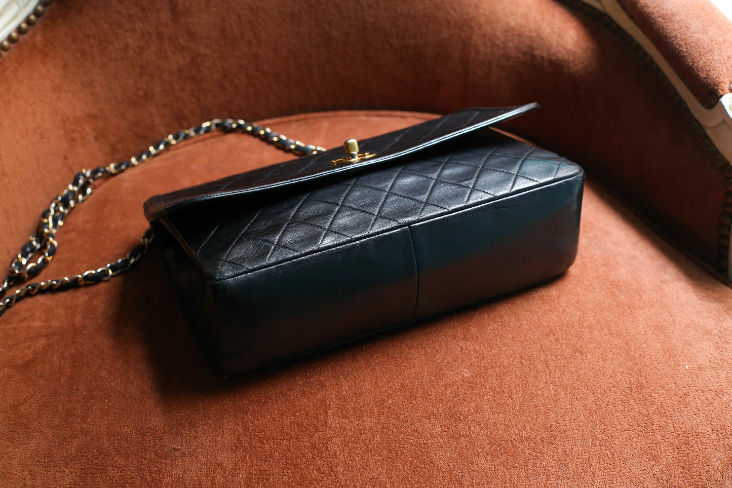 Chanel sac à main modèle Timeless en cuir noir vintage