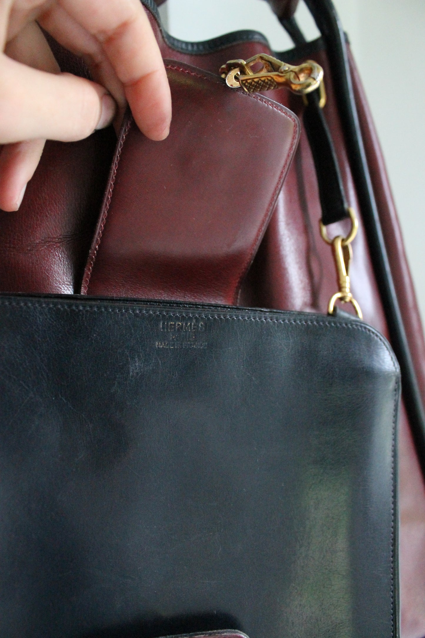 Hermès sac à main modèle The kilt en cuir bordeaux et noir