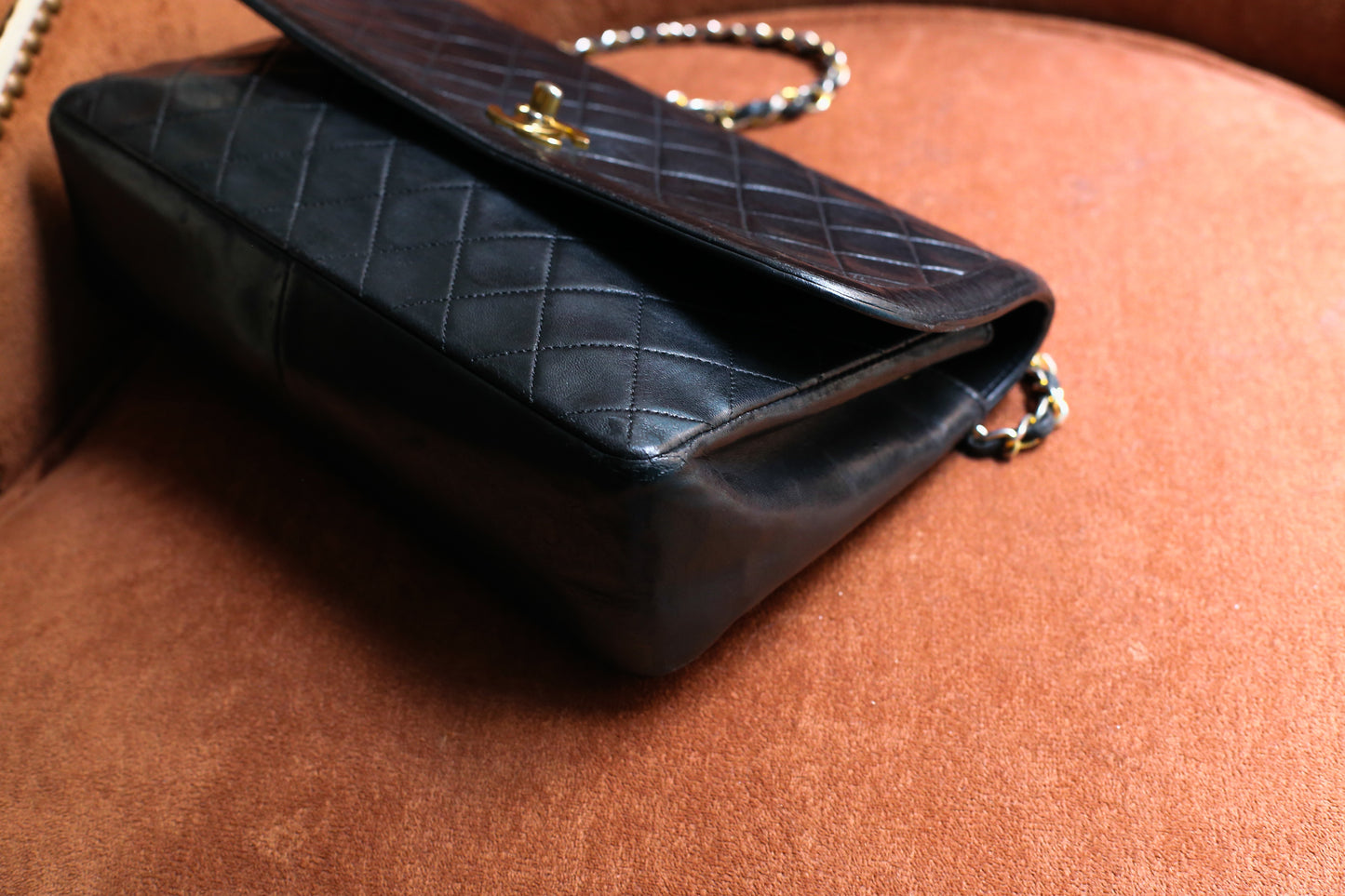 Chanel sac à main modèle Timeless en cuir noir vintage