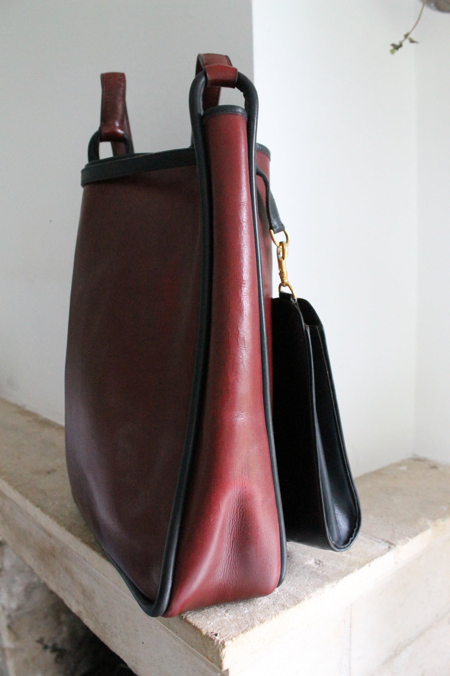 Hermès sac à main modèle The kilt en cuir bordeaux et noir