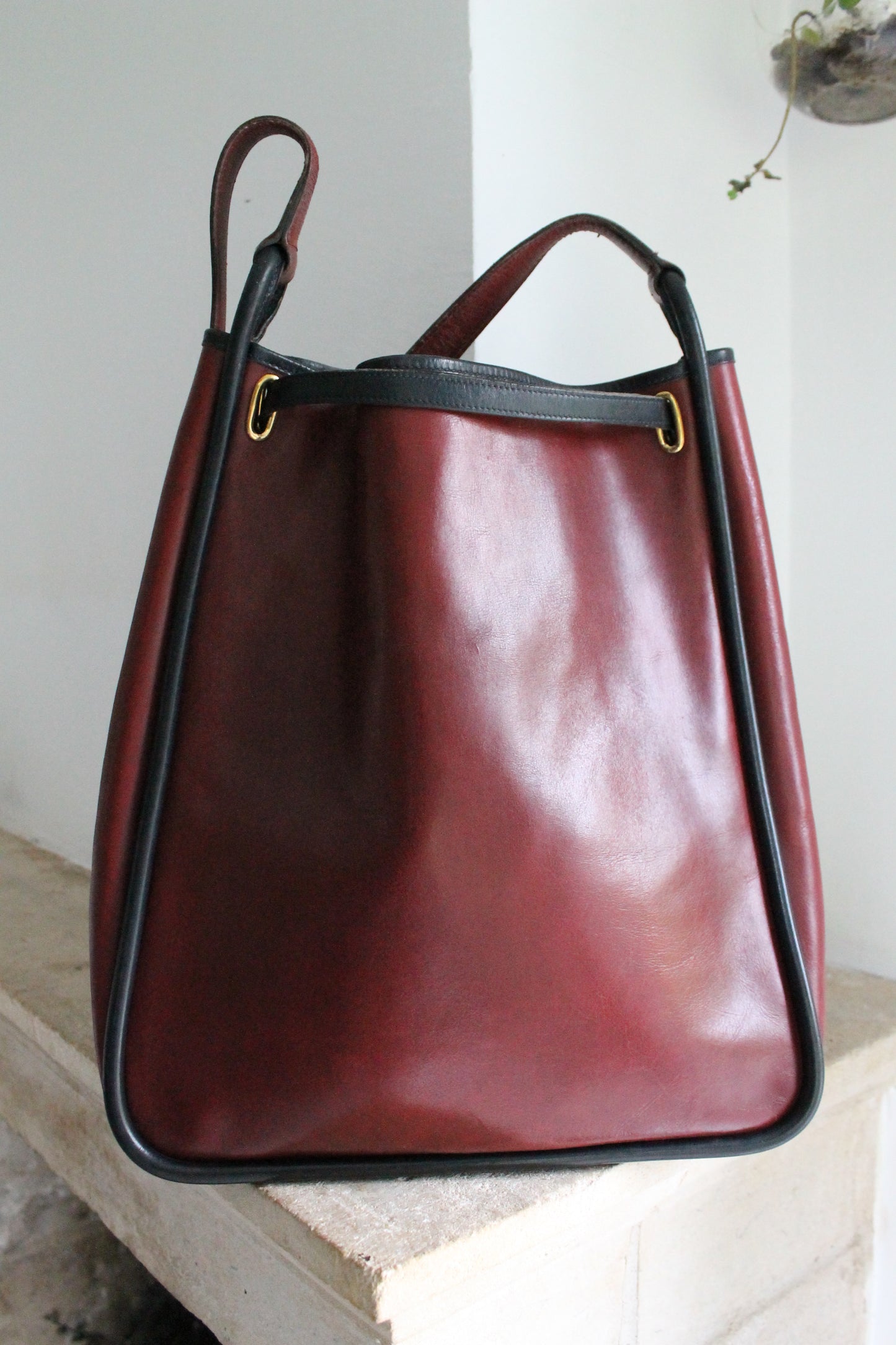 Hermès sac à main modèle The kilt en cuir bordeaux et noir