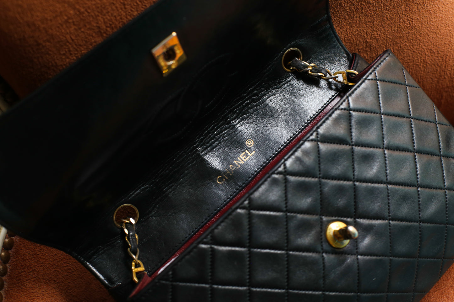 Chanel sac à main modèle Timeless en cuir noir vintage