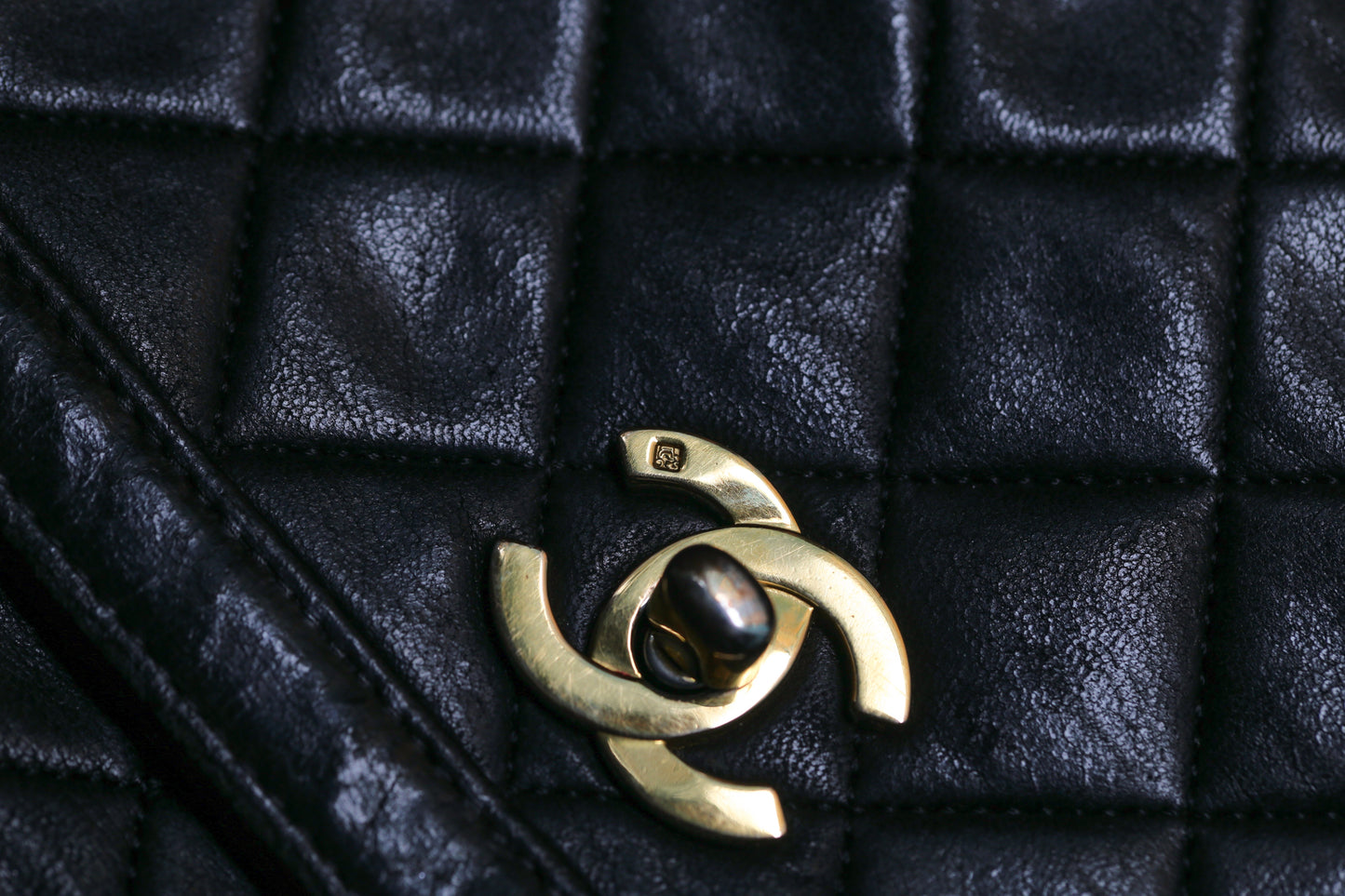 Chanel sac à main modèle Timeless en cuir noir vintage