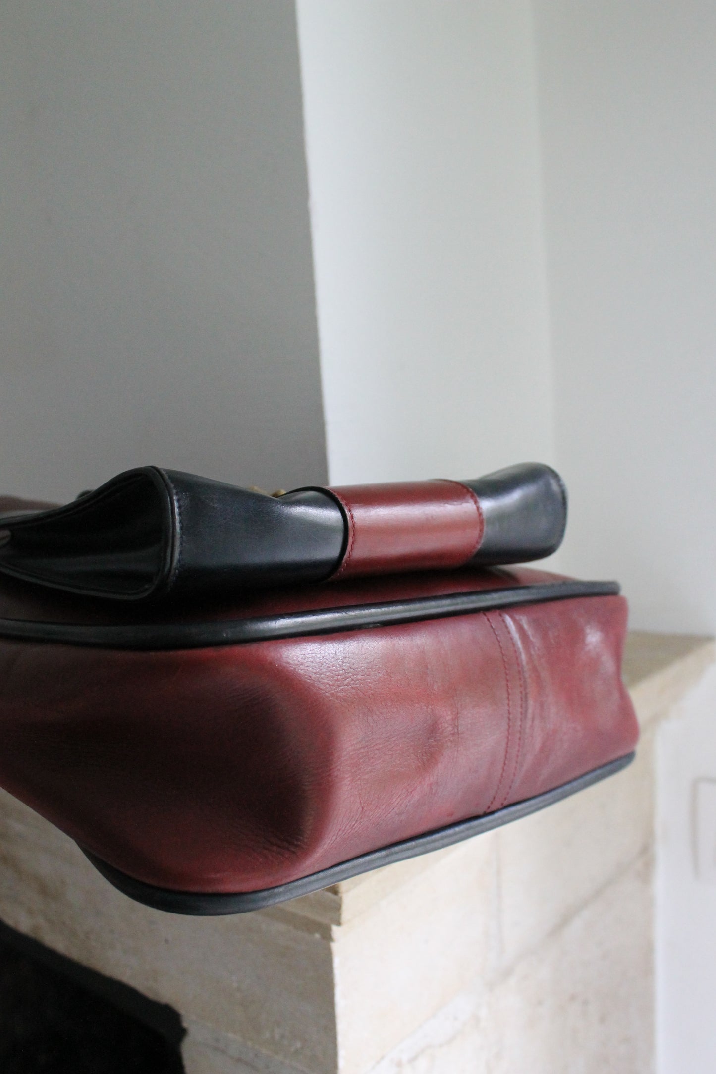 Hermès sac à main modèle The kilt en cuir bordeaux et noir