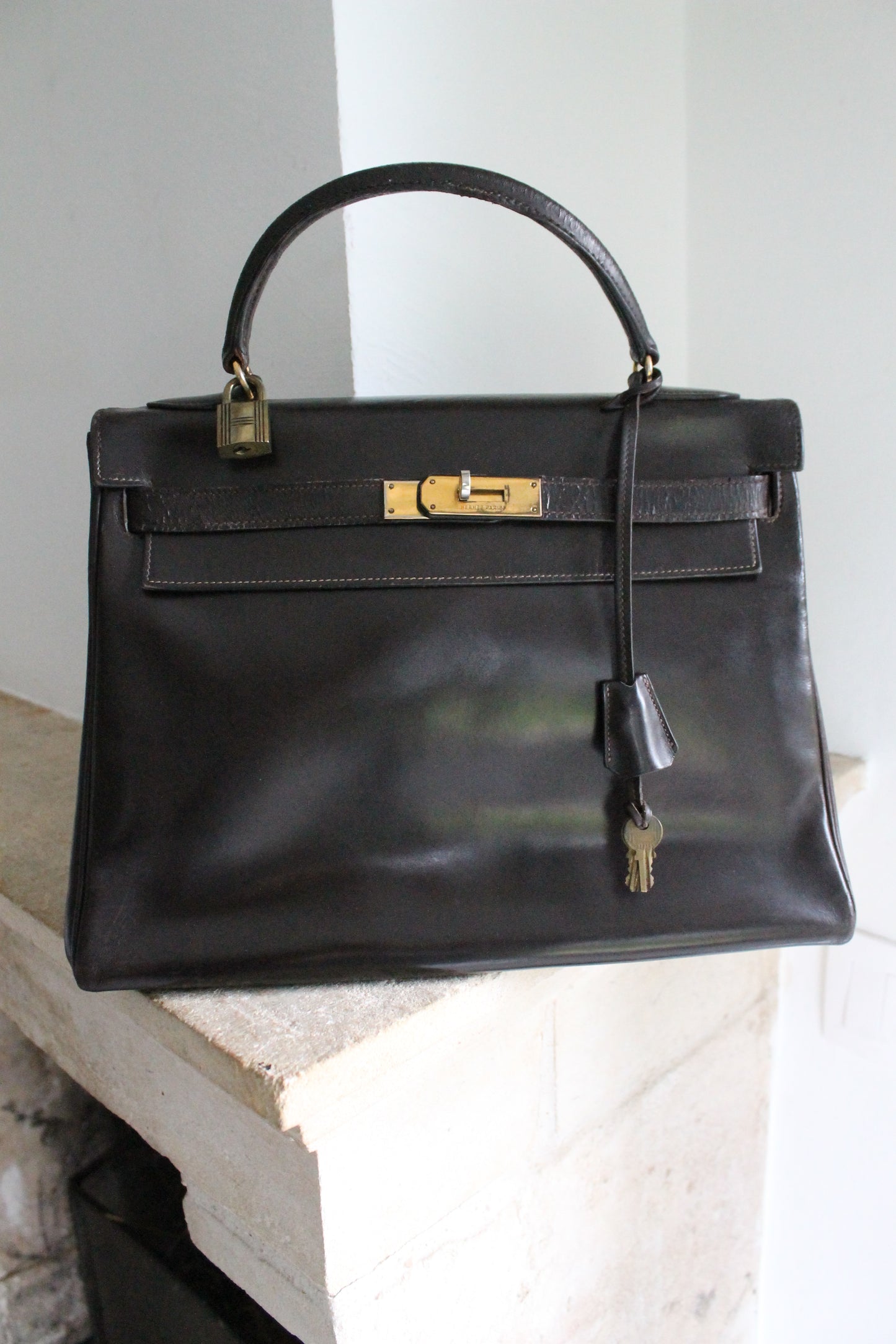 Hermès sac à main vintage modèle Kelly 32 en cuir marron foncé