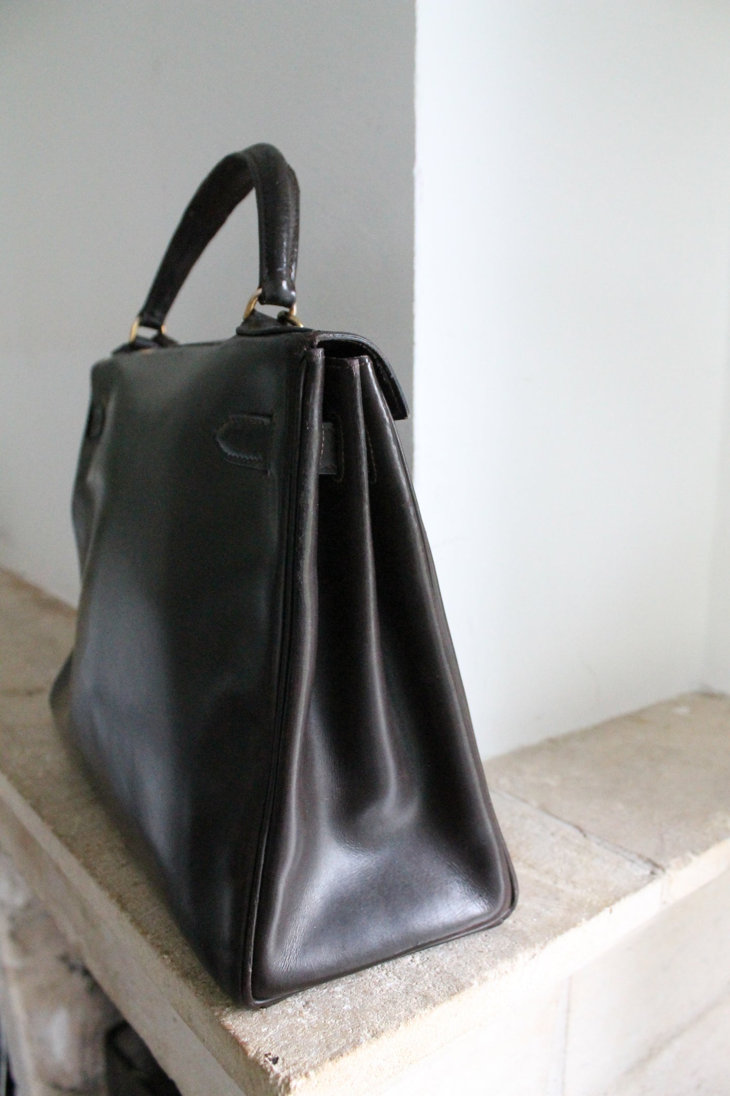 Hermès sac à main vintage modèle Kelly 32 en cuir marron foncé