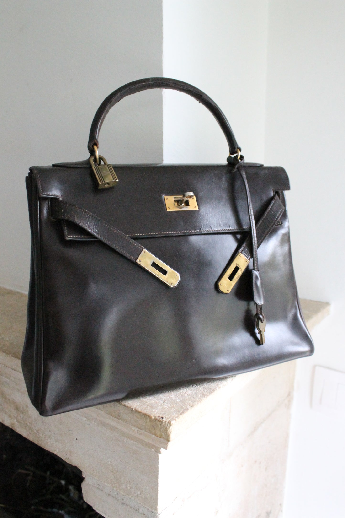 Hermès sac à main vintage modèle Kelly 32 en cuir marron foncé