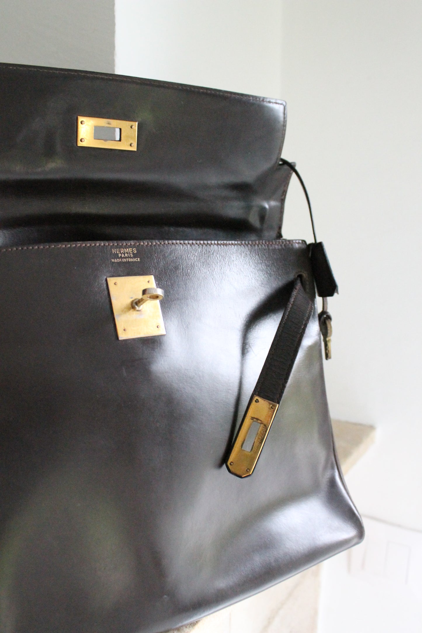 Hermès sac à main vintage modèle Kelly 32 en cuir marron foncé