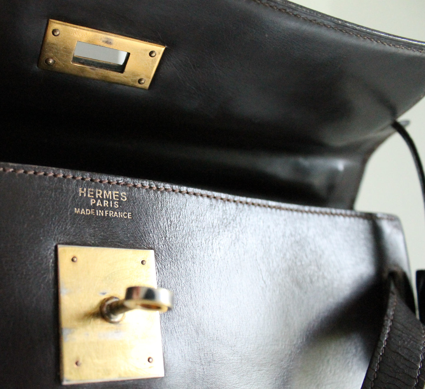 Hermès sac à main vintage modèle Kelly 32 en cuir marron foncé