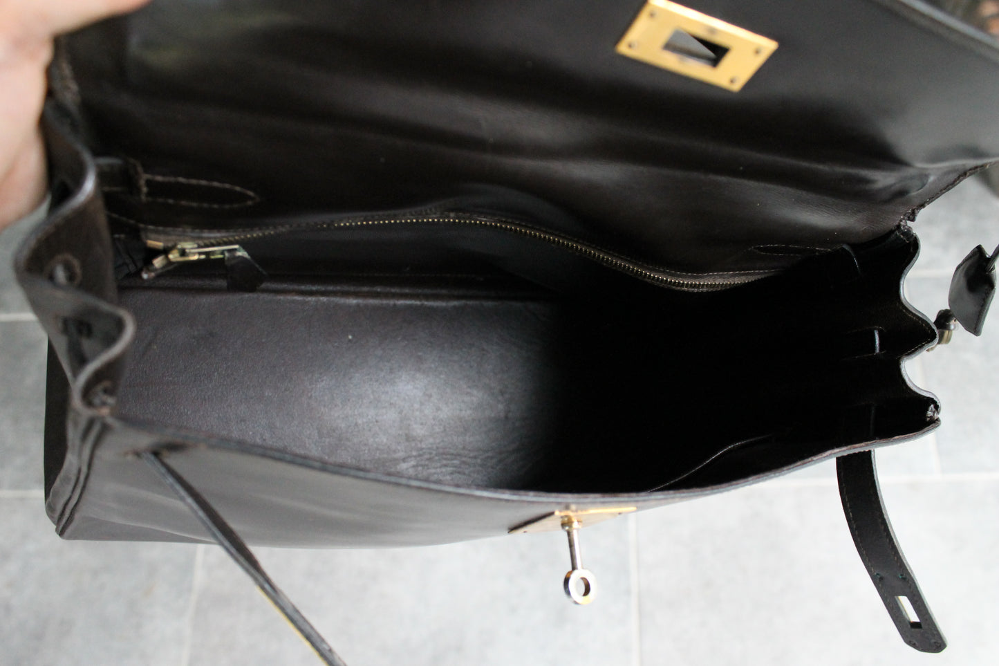 Hermès sac à main vintage modèle Kelly 32 en cuir marron foncé