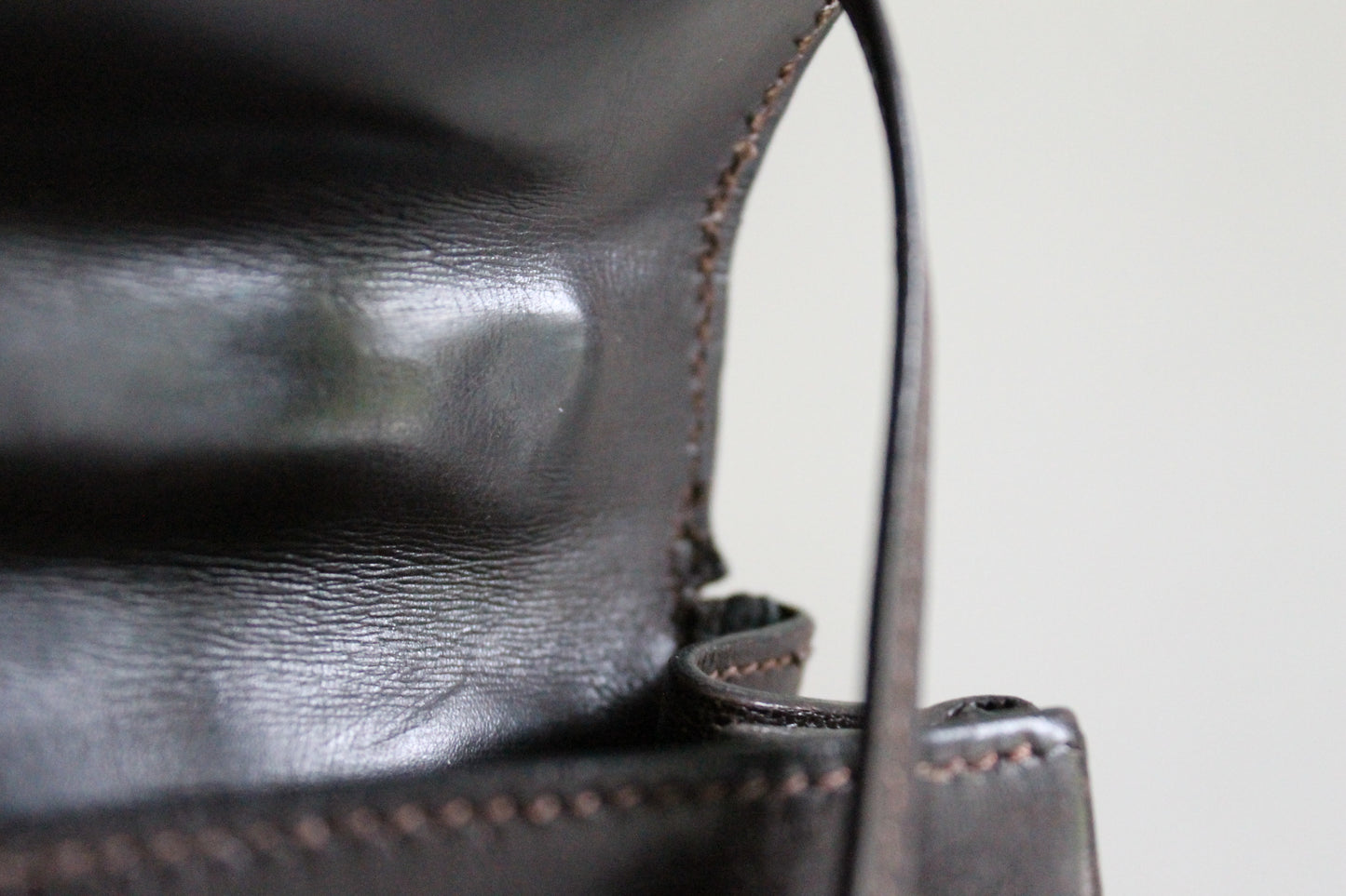 Hermès sac à main vintage modèle Kelly 32 en cuir marron foncé