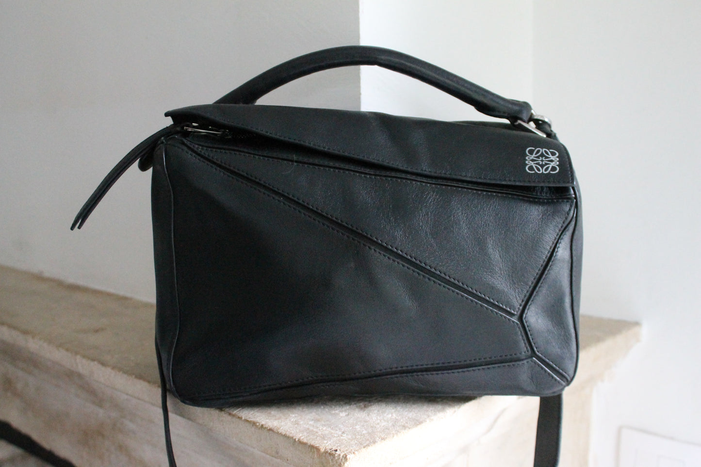 Loewe sac à main modèle Puzzle en cuir noir
