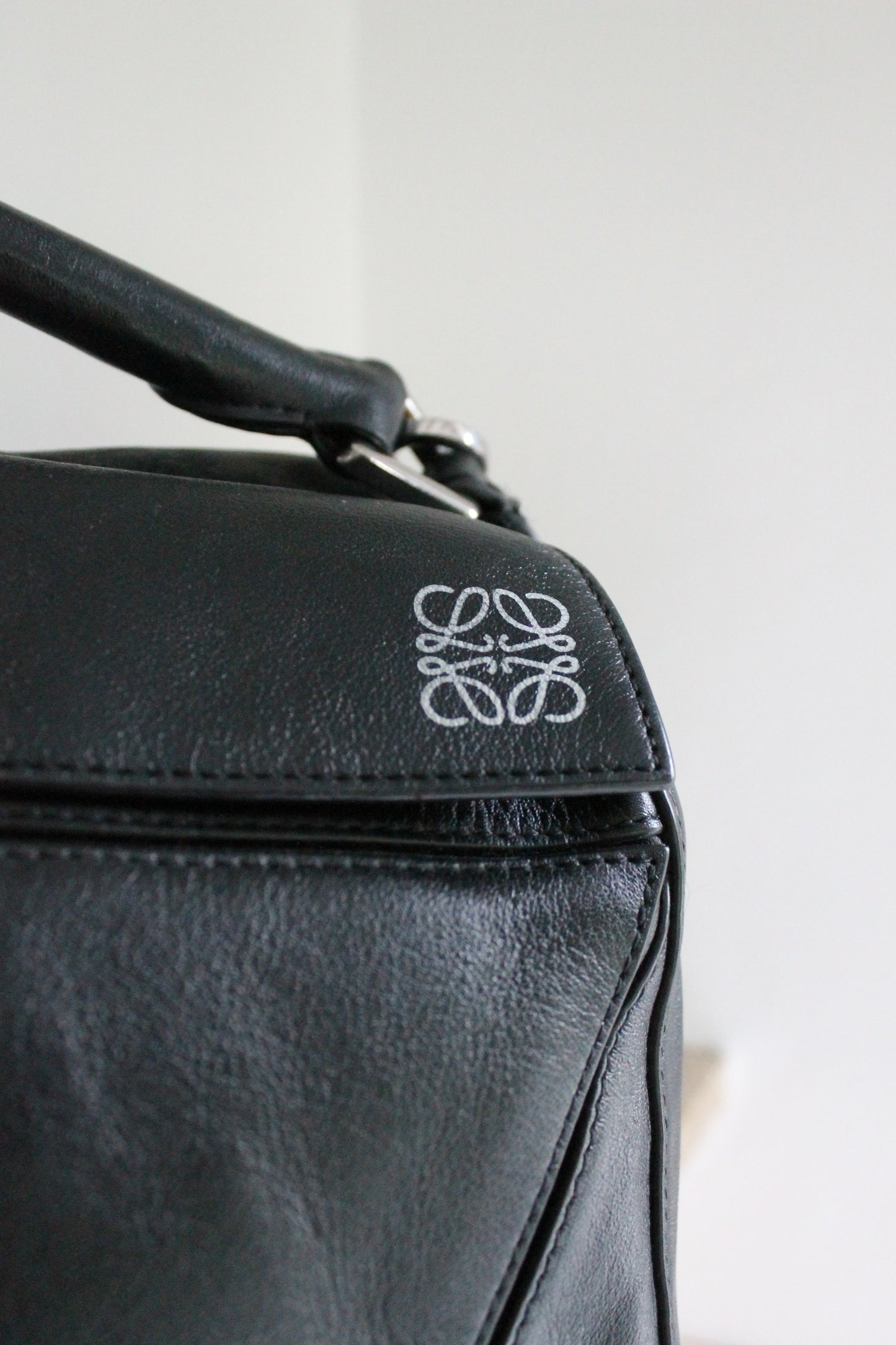 Loewe sac à main modèle Puzzle en cuir noir