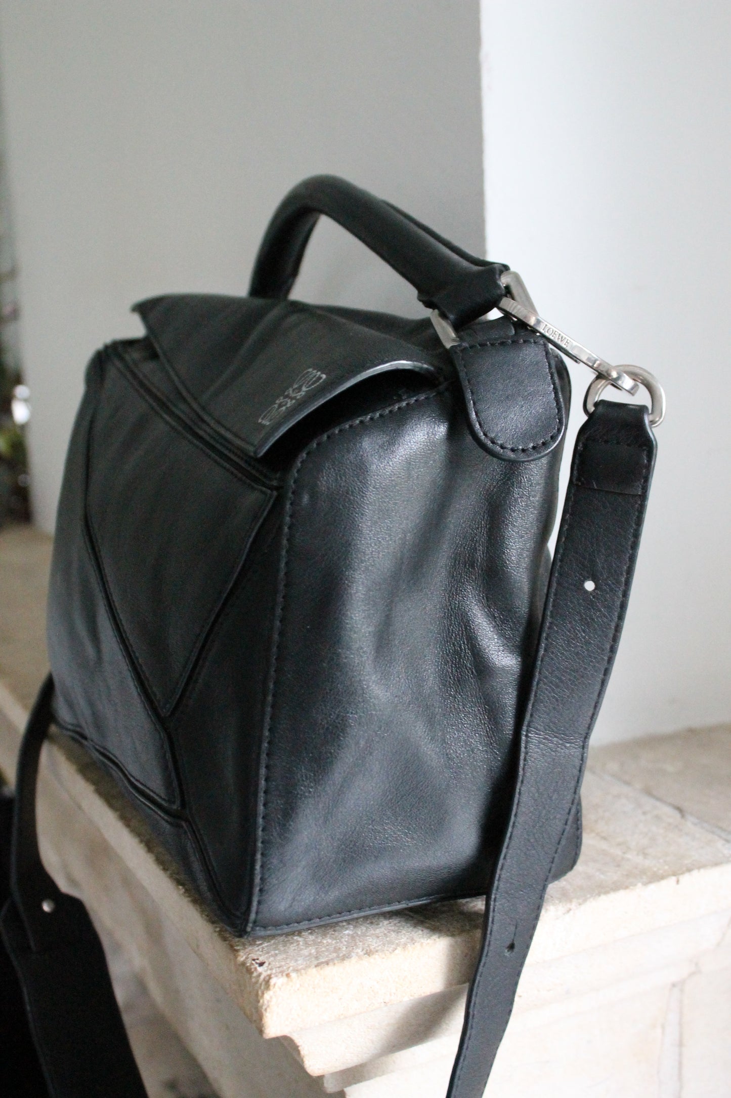 Loewe sac à main modèle Puzzle en cuir noir