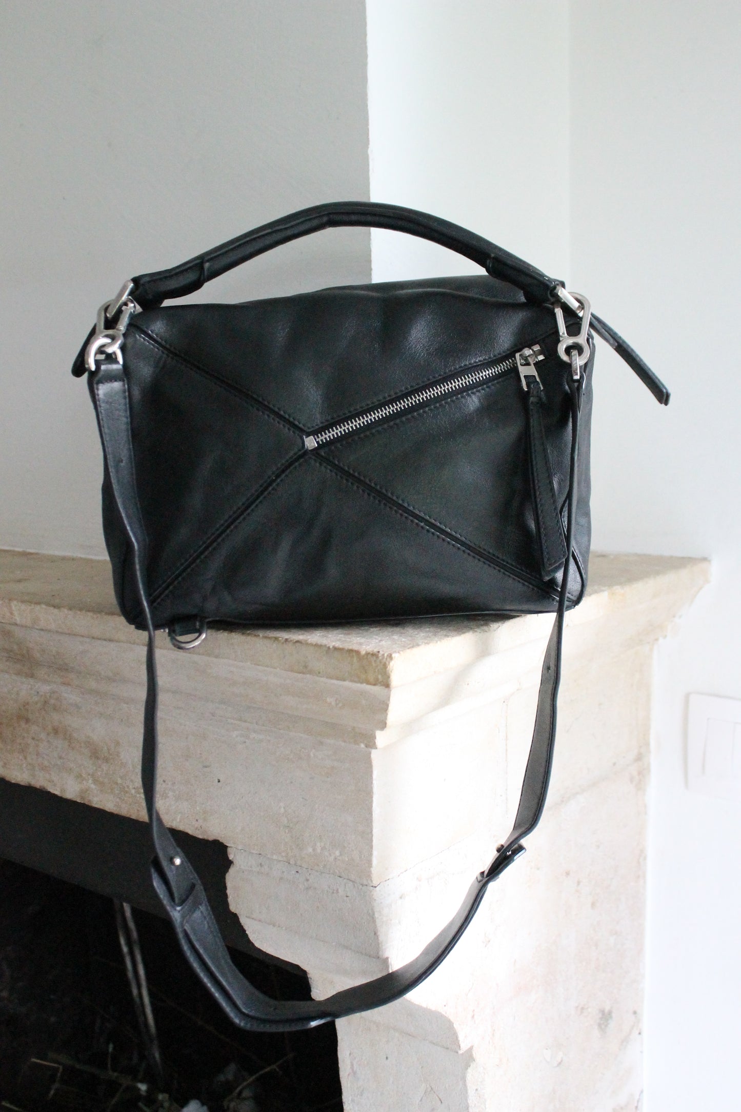 Loewe sac à main modèle Puzzle en cuir noir
