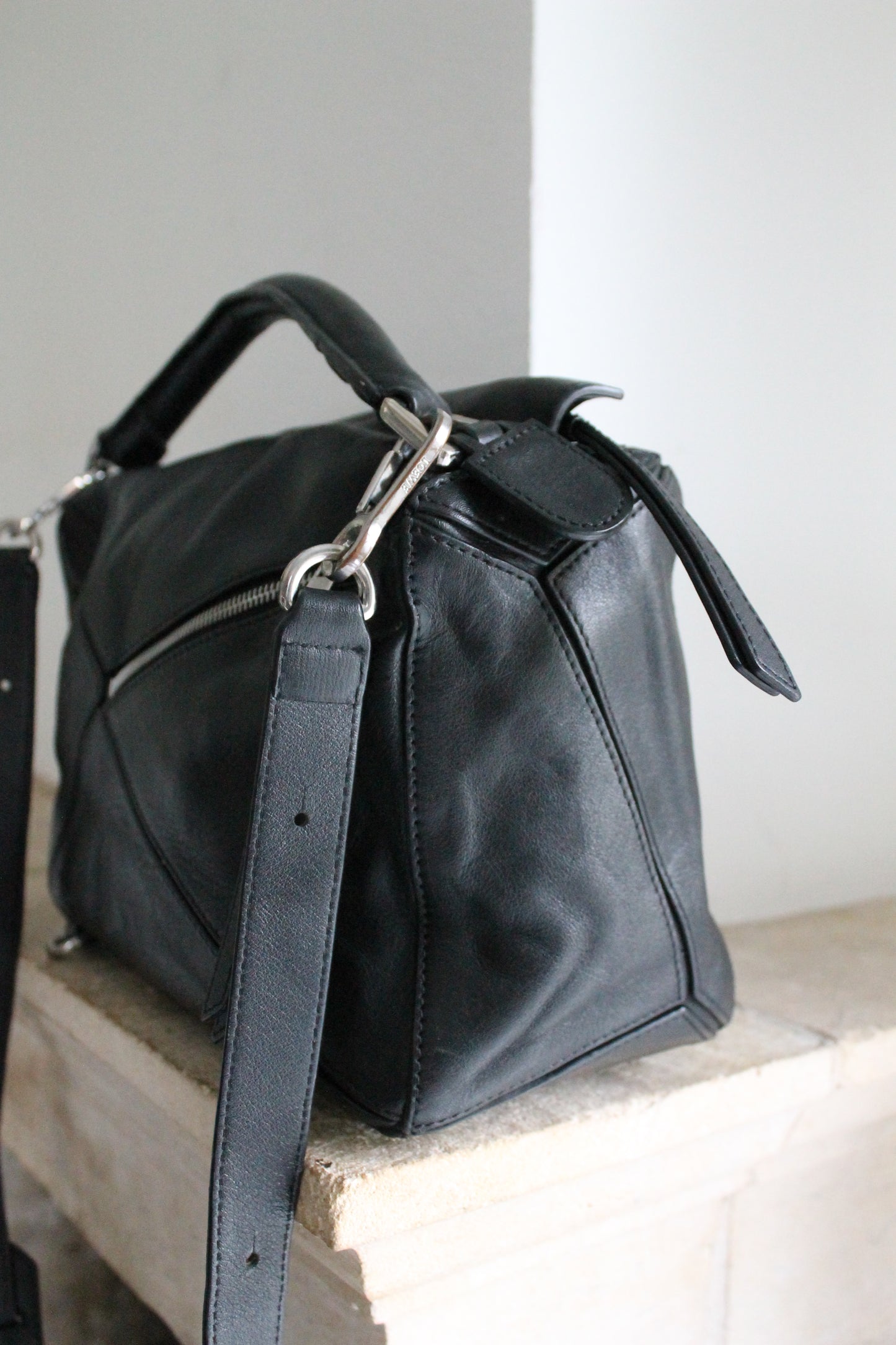 Loewe sac à main modèle Puzzle en cuir noir