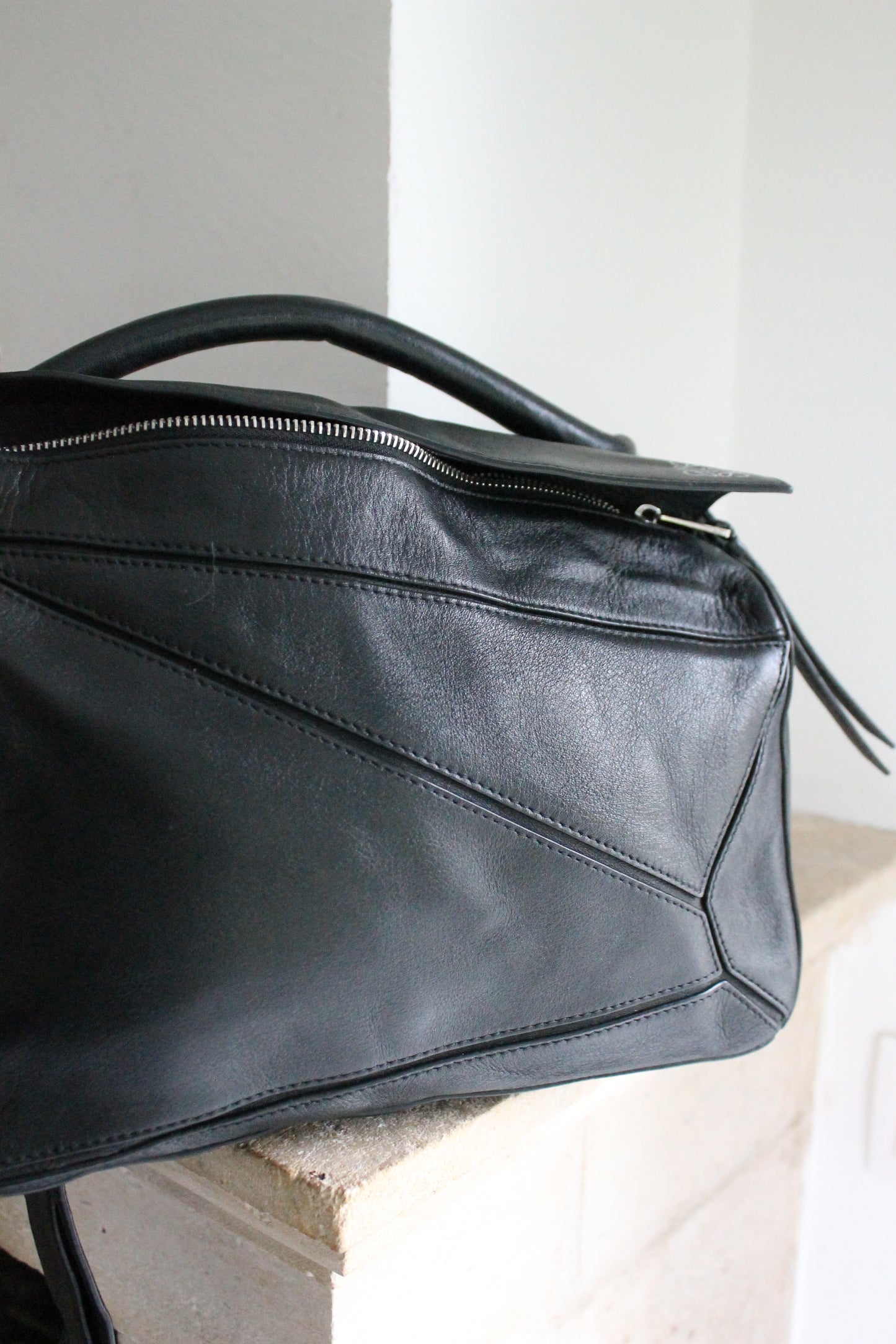 Loewe sac à main modèle Puzzle en cuir noir
