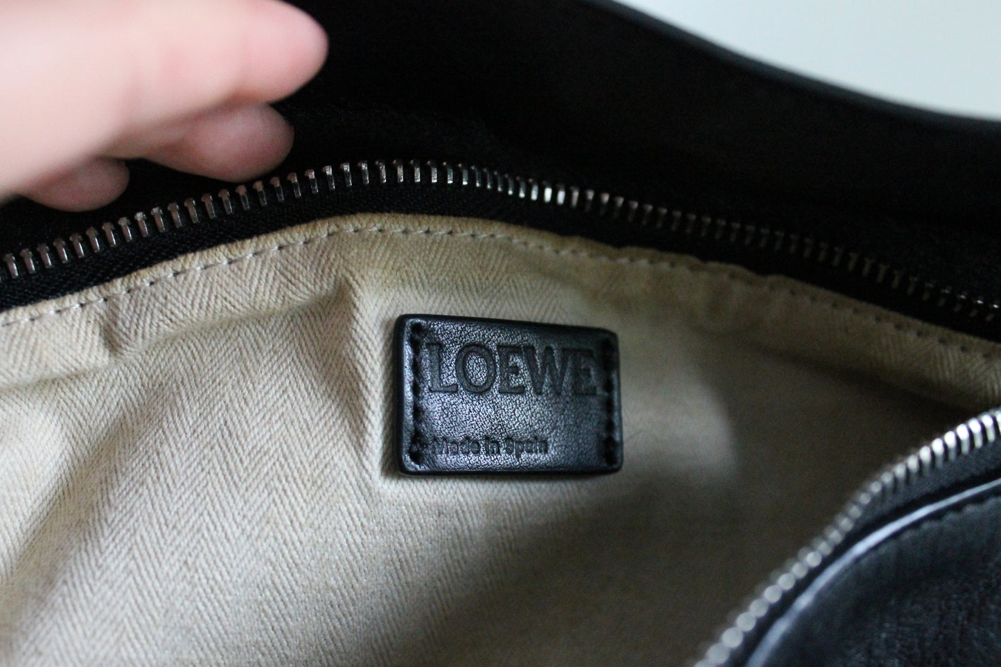 Loewe sac à main modèle Puzzle en cuir noir