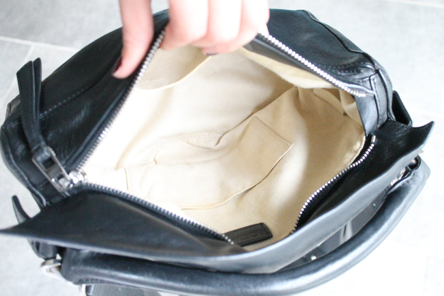 Loewe sac à main modèle Puzzle en cuir noir