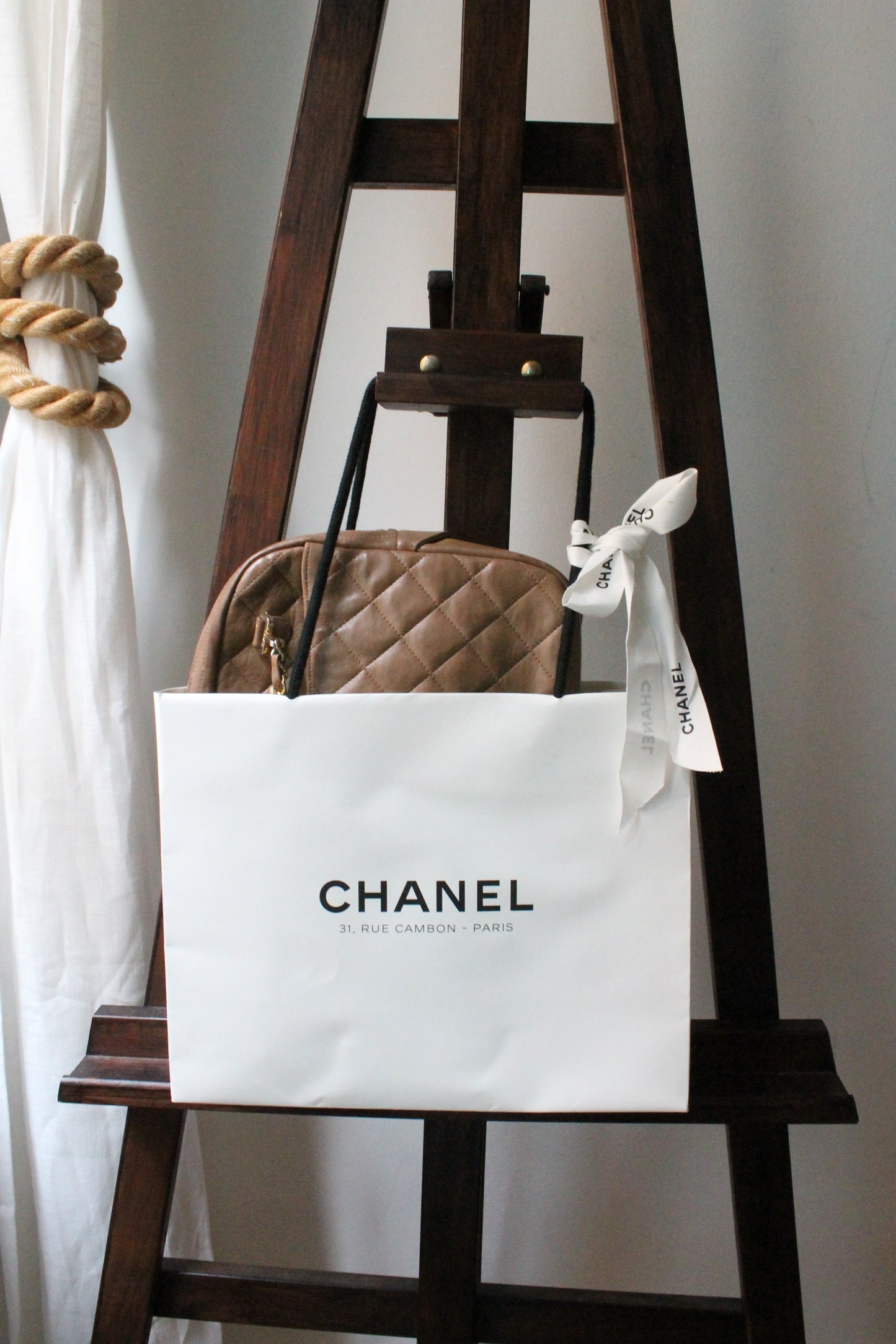 Chanel sac à main modèle Caméra en cuir beige