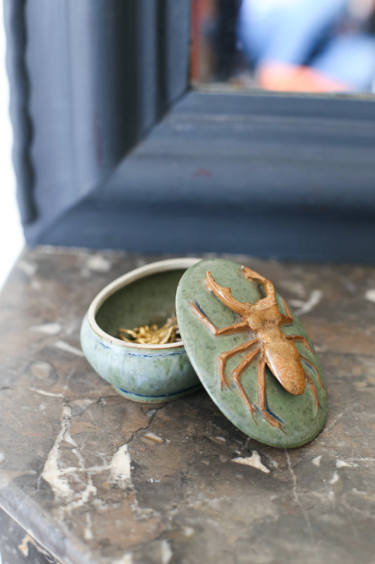 Denbac (1910 - 1952) boite à bijoux au scarabée en grès flamé