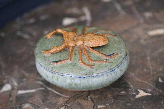 Denbac (1910 - 1952) boite à bijoux au scarabée en grès flamé