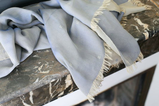 Étole Hermès en crêpe de soie double face monogrammée