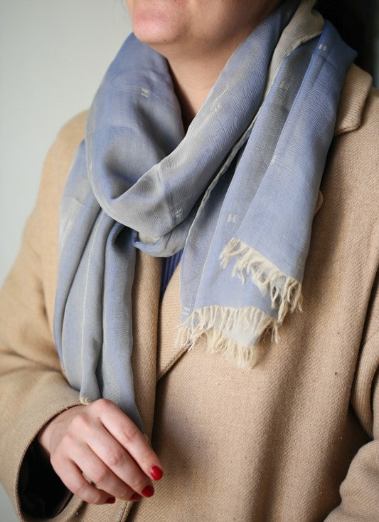 Étole Hermès en crêpe de soie double face monogrammée