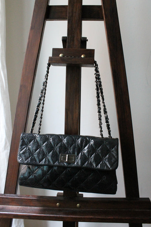 Chanel sac à main modèle 2.55 en cuir craquelé glacé