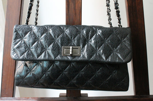Chanel sac à main modèle 2.55 en cuir craquelé glacé