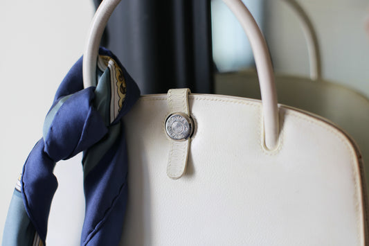 Sac à main Hermès modèle Dalvy en cuir grainé blanc