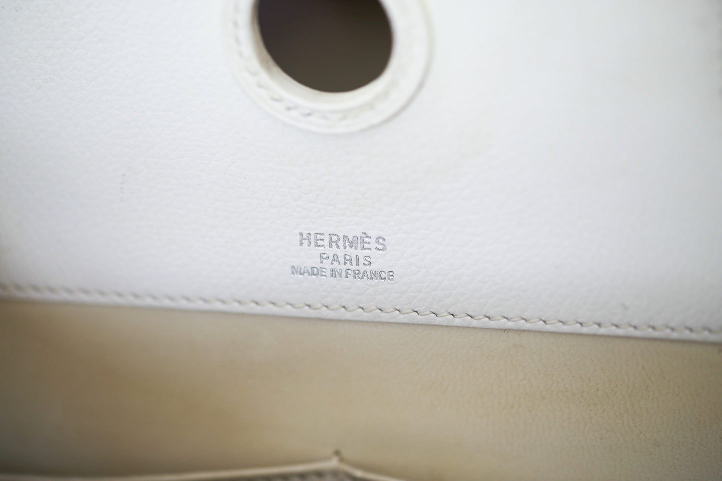 Sac à main Hermès modèle Dalvy en cuir grainé blanc