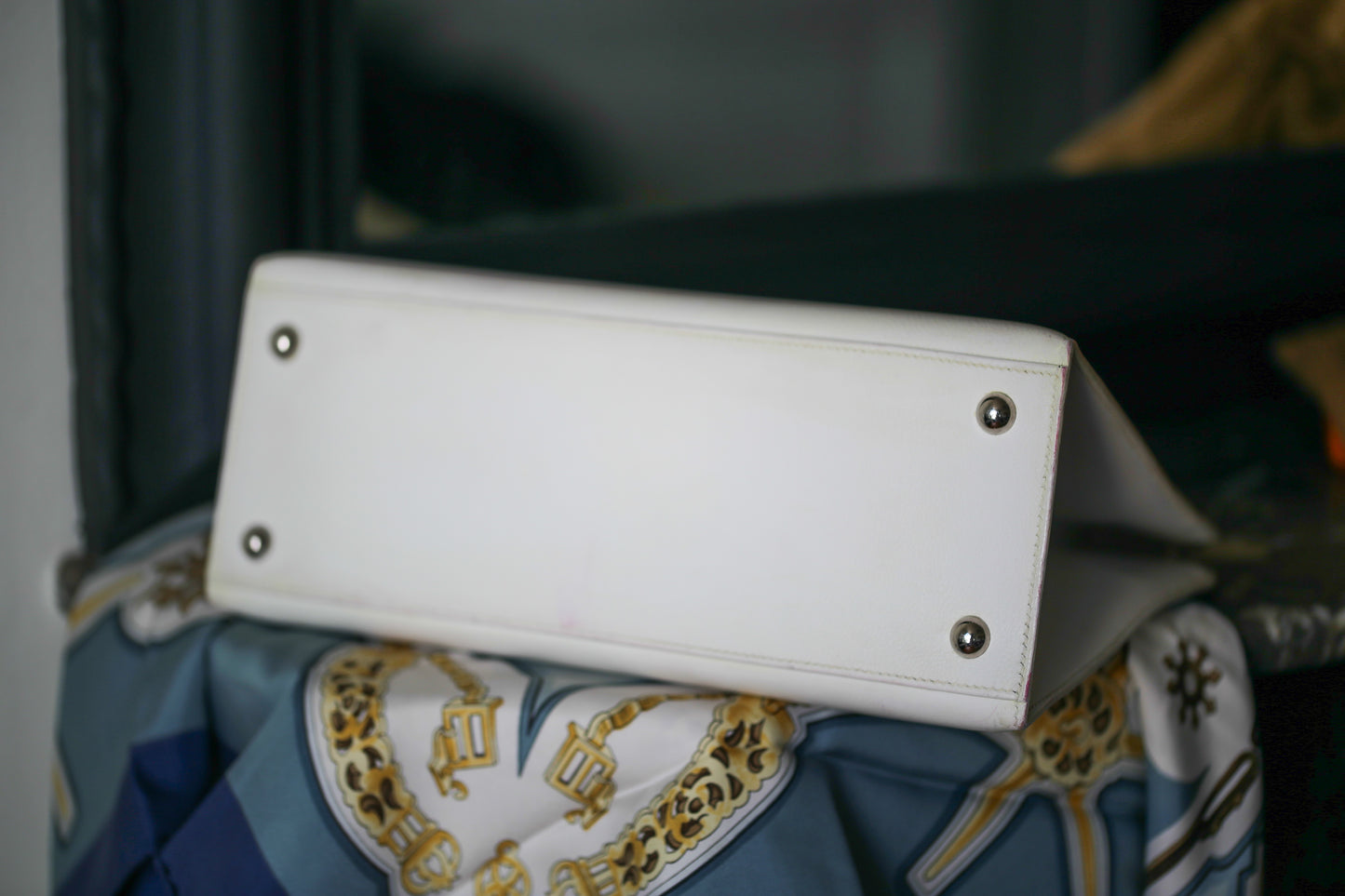 Sac à main Hermès modèle Dalvy en cuir grainé blanc