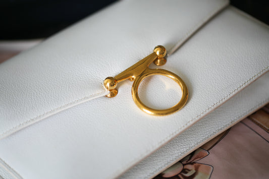 Sac à main Hermès modèle Odéon en cuir blanc et garniture plaquée or