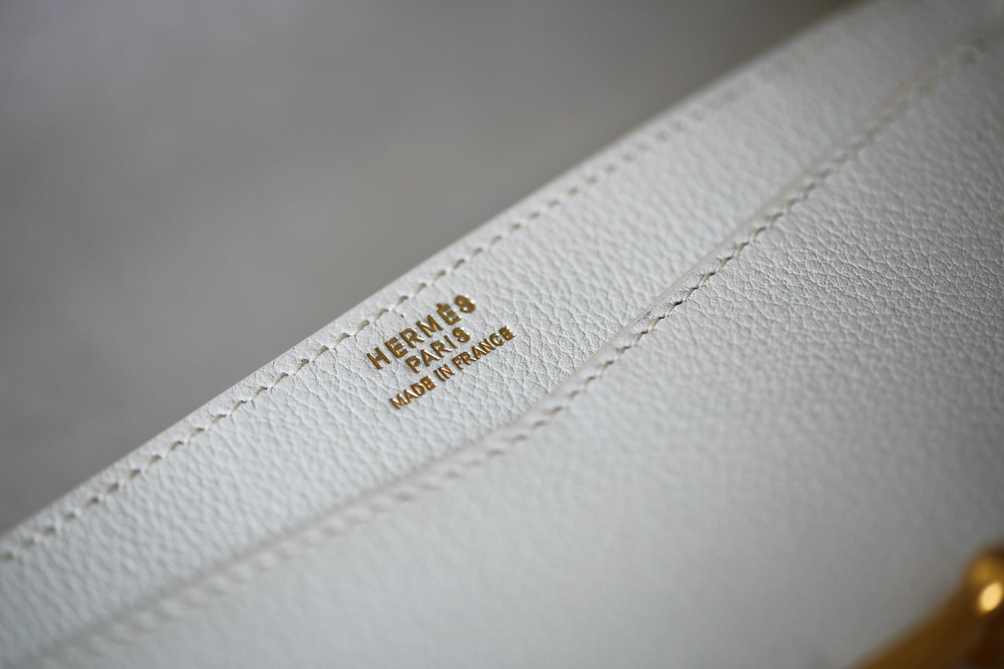 Sac à main Hermès modèle Odéon en cuir blanc et garniture plaquée or